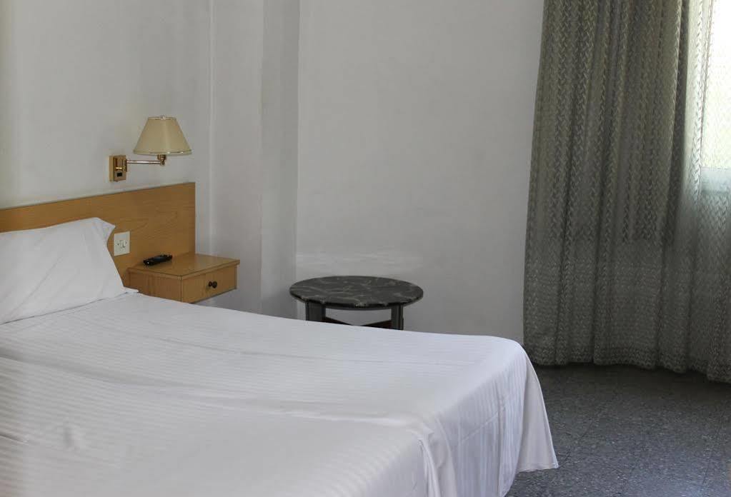 Hotel Climent Барселона Екстериор снимка